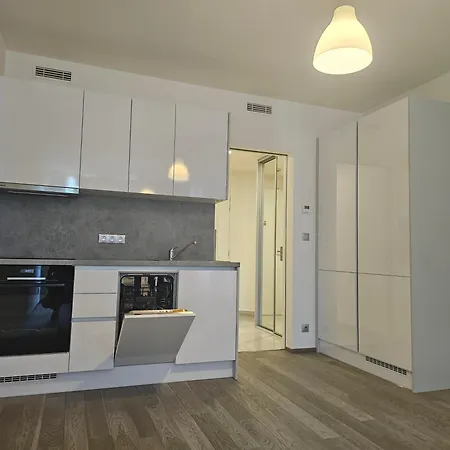 Centre New Modern & Parking Near O2 Arena - With Large Glass Balcony *