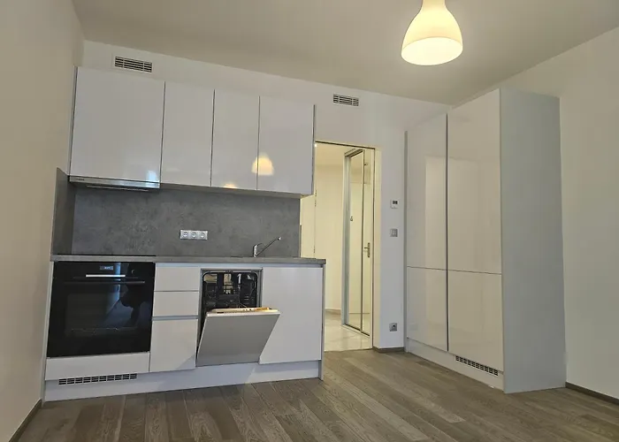 Centre New Modern & Parking Near O2 Arena - With Large Glass Balcony *