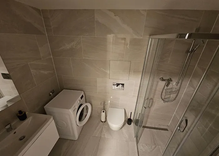 Centre New Modern & Parking Near O2 Arena - With Large Glass Balcony Prague