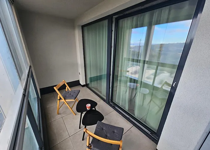 Appartement Centre New Modern & Parking Near O2 Arena - With Large Glass Balcony *