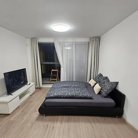 Centre New Modern & Parking Near O2 Arena - Platce Dph - With Large Glass Balcony