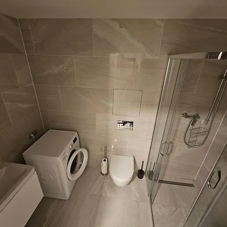 Centre New Modern & Parking Near O2 Arena - Platce Dph - With Large Glass Balcony Прага